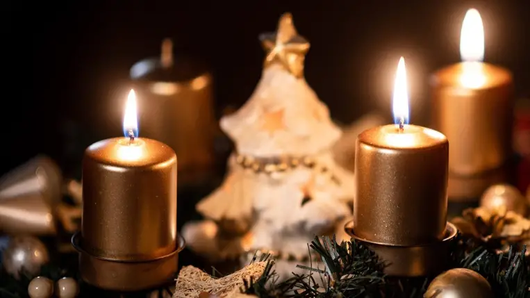 Három gyertya ég egy adventi koszorún, advent harmadik vasárnapján (Fotó: MTI/Sóki Tamás)