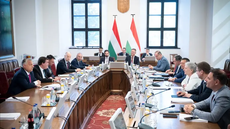 Orbán Viktor miniszterelnök és Thérese Blanchet, az Európai Tanács fõtitkára a kormány tagjai társaságában az Európai Unió Tanácsa soros magyar elnökségének elsõ kormányülésén a Karmelita kolostorban.Fotó: MTI/Miniszterelnöki Sajtóiroda/Benko Vivien Cher