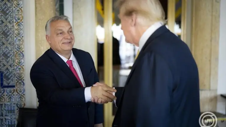  Donald Trump fogadja Orbán Viktor kormányfőt a floridai Mar-a-Lagóban 2024. december 9-én. (Fotó: MTI/Miniszterelnöki Sajtóiroda/Fischer Zoltán)