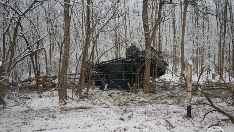Sérült terepjáró az M5-ös autópálya mellett Inárcsnál, ahol két ember meghalt és többen megsérültek, miután több jármű ütközött 2024. december 23-án.MTI/Mihádák Zoltán