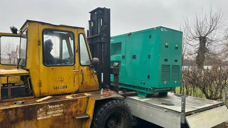 Érkezik az EWG csoport által adományozott dízelgenerátor a Mihajlo Dankanics nevét viselő Munkácsi Szakképző Agrár Líceum udvarára