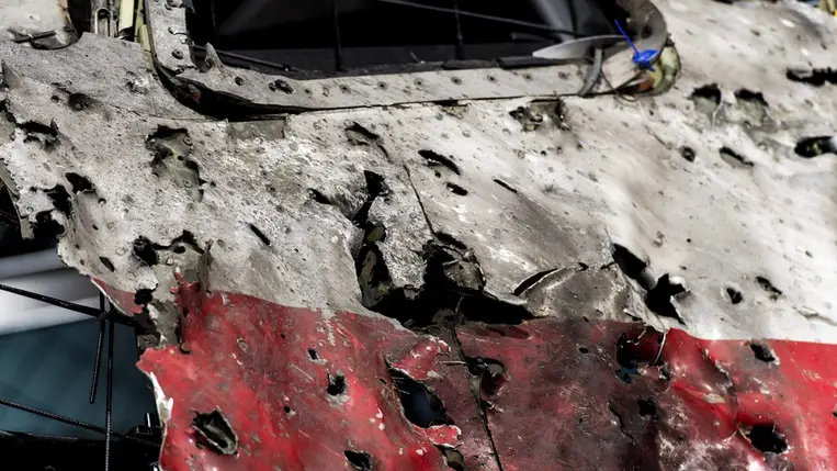 A Malaysia Airlines szerencsétlenül járt Boeing 777-es utasszállítójának egyik rekonstruált roncsdarabja.(Fotó: MTI/EPA/Robin Van Lonkhuijsen)