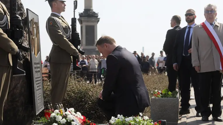 Andrzej Duda lengyel elnök (j) megkoszorúzza a katyni vérengzés áldozatainak emlékművét Varsóban az áldozatok emléknapján, 2018. április 13-án (Fotó: MTI/EPA/Radek Pietruszka)