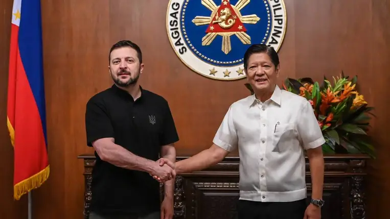 Ifjabb Ferdinand Marcos Fülöp-szigeteki elnök fogadja Volodimir Zelenszkij ukrán államfőt a manila Malakanang elnöki palotában (Fotó: MTI/EPA/AFP pool/Jam Sta Rosa)