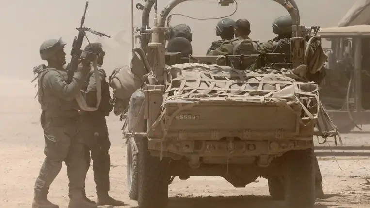 Izraeli katonák a Gázai övezet és Izrael déli részének határán 2024. július 2-án. (Fotó: MTI/EPA/Abir Szultan)