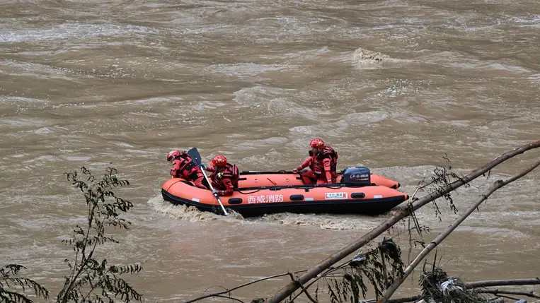  Mentőalakulatok tagjai kutatnak áldozatok után egy autópályahíd részleges leomlása után az északnyugat-kínai Sanglo város közelében 2024. július 20-án (Fotó: MTI/EPA/Hszinhua/Csang Ling)