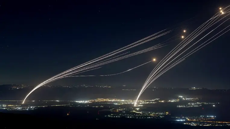 A Vaskupola izraeli légvédelmi rendszer Dél-Libanonból kilőtt rakétákat semlegesít (Fotó: MTI/EPA/Atef Szafadi)