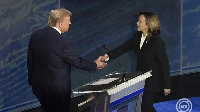 Donald Trump republikánus párti volt amerikai elnök és Kamala Harris demokrata párti amerikai alelnök kezet fog az elnökjelölteknek az ABC amerikai tévécsatorna közvetítette első televíziós vitája előtt Philadelphiában 2024. szeptember 10-én. MTI/EPA/The Washington Post pool/Demetrius Freeman