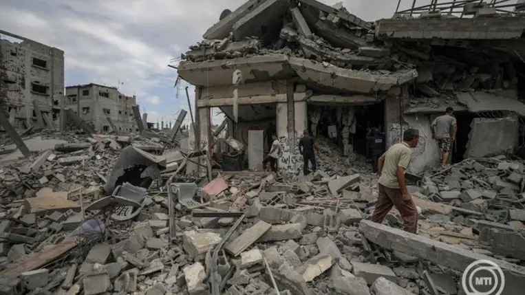 Bureidzs, 2024. szeptember 17. Romok között palesztinok a Gázai övezet középső részén lévő Bureidzs menekülttáborban. MTI/EPA/Mohamed Szaber