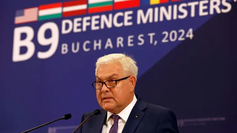 Angel Tilvar román védelmi miniszter beszédet mond a közép- és kelet-európai NATO-tagállamokat tömörítő, Bukaresti Kilenceknek (B9) nevezett országcsoport védelmi minisztereinek találkozóján Bukarestben (Fotó: MTI/EPA/Robert Ghement)