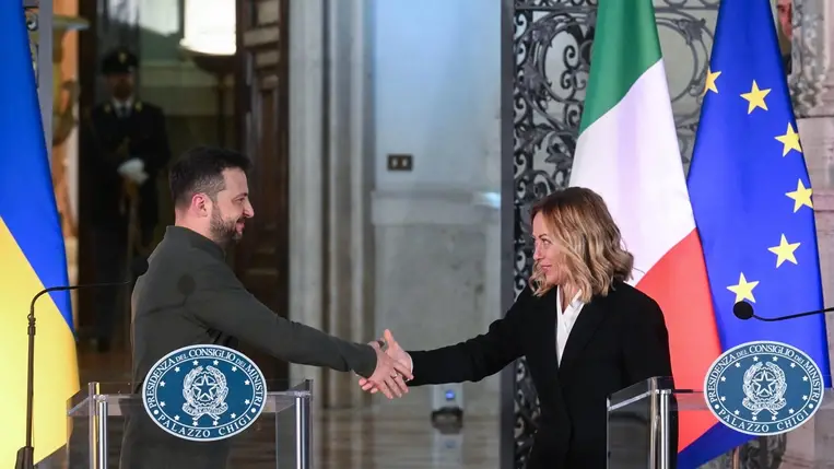 Giorgia Meloni olasz miniszterelnök és Volodimir Zelenszkij ukrán elnök a római Villa Doria Pamphiliben folytatott megbeszélése után adott sajtónyilatkozat végén (Fotó: MTI/EPA/ANSA/Alessandro Di Meo)