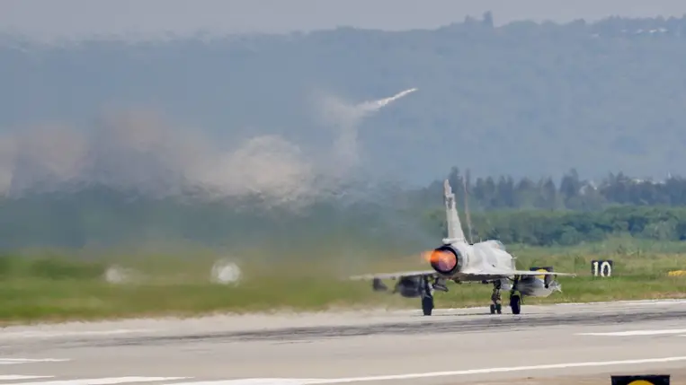 A tajvani légierő egyik Mirage 2000 típusú harci gépe felszállni készül 2024. október 14-én, miután Kína bejelentette, hogy megkezdi a Joint Sword-2024B névű hadgyakorlatot Tajvan körül.Fotó: MTI/EPA/Ritchie B. Tongo