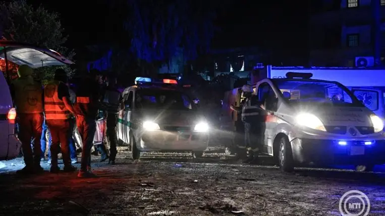 Bejrút, 2024. október 22. Mentőalakulatok tagjai a bejrúti Rafík Haríri Egyetemi Kórház területén 2024. október 21-én, miután Izrael légicsapást mért az intézményre. A támadásban legkevesebb négy ember életét vesztette és huszonnégyen megsérültek. MTI/EPA/STR