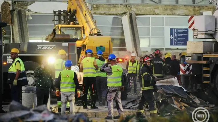 Újvidék, 2024. november 1. Munkagépekkel dolgoznak mentőalakulatok tagjai az újvidéki vasútállomáson 2024. november 1-jén, miután leszakadt az épület régi, 1965 óta nem felújított részének bejárat feletti tetőszerkezete.MTI/EPA/Marko Karovic