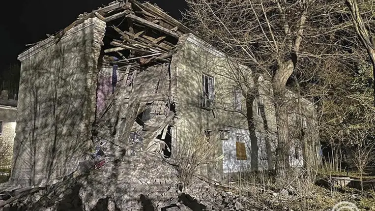  Az ukrán rendőrség felvétele egy orosz bombatámadásban súlyosan megrongálódott lakóépületről a kelet-ukrajnai Zaporizzsjában 2024. november 11-én. A támadás következtében legkevesebb egy ember életét vesztette, 21 megsebesült. MTI/EPA/Ukrán rendőrség