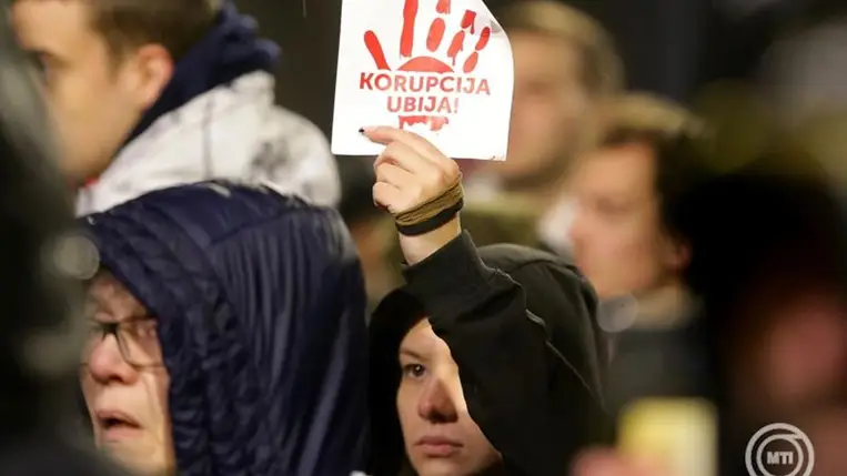 Az újvidéki vasútállomás előtetejének leszakadása miatt tüntetnek Belgrádban 2024. november 11-én. A felirat jelentése: a korrupció öl. MTI/EPA/Andrej Cukic