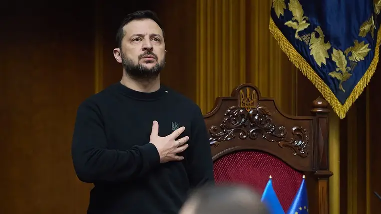 Volodimir Zelenszkij ukrán elnök a kijevi parlamentben az Oroszországgal vívott háború 1000. napján, 2024. november 19-én. (Fotó: MTI/EPA/Ukrán elnöki sajtószolgálat)