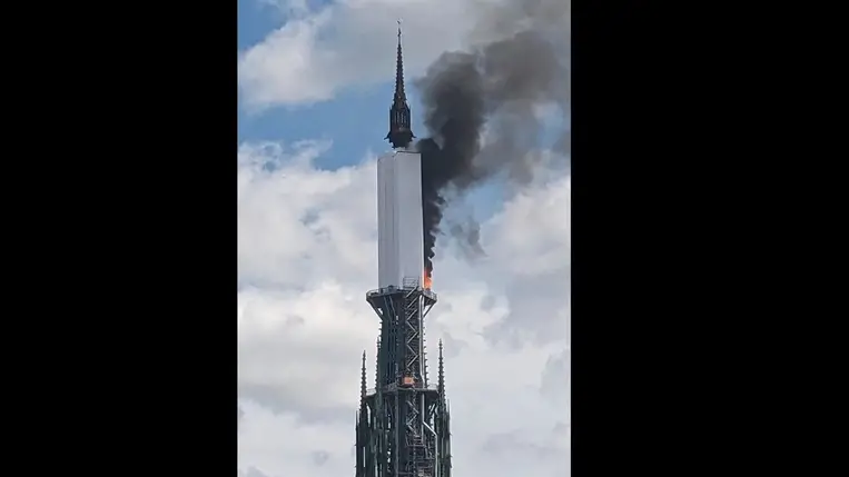 Vivien Leservoisier képén ég a roueni székesegyház felújítás alatt álló huszártornya 2024. július 11-én. (Fotó: MTI/AP/Vivien Leservoisier)