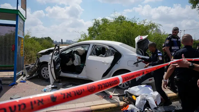 Emberek közé hajtott egy palesztin merénylő Izraelben, többen megsérültek. Fotó: MTI/AP/Ohad Zwigenberg