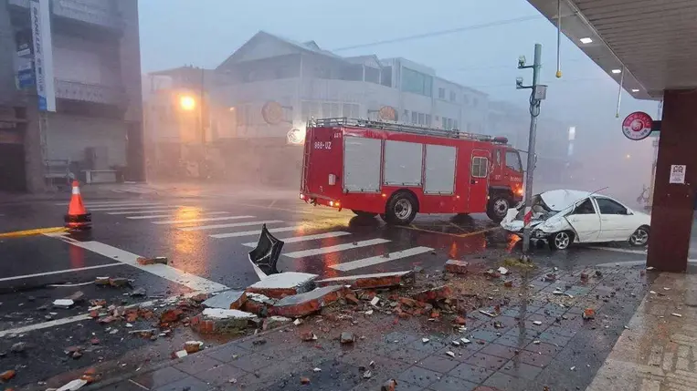 A hualieni tűzoltóság felvétele egy autóról, miután ráomlott egy fal 2024. július 24-én, a Gaemi elnevezésű trópusi ciklon okozta szélvihar idején (Fotó: MTI/AP/Hualieni tűzoltóság)