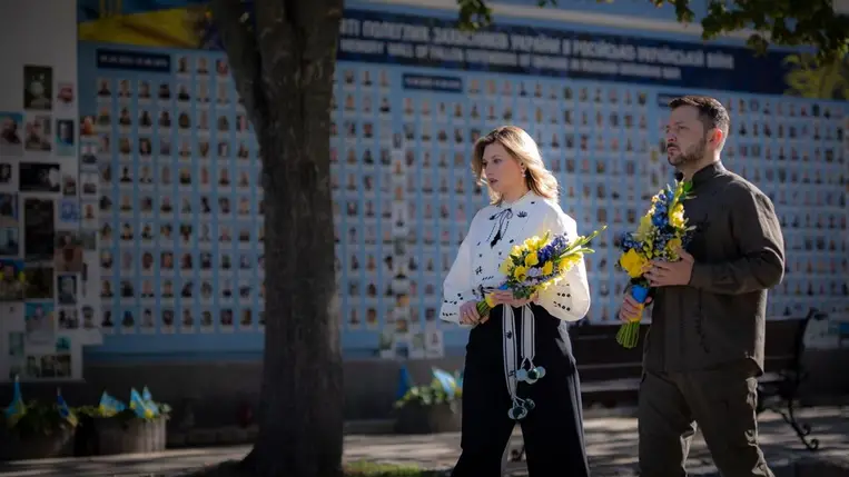 Volodimir Zelenszkij ukrán elnök és felesége, Olena virágot visz a háborúban elesett ukrán katonák emlékművéhez a kijevi Függetlenség terén a függetlenség napja alkalmából, 2024. augusztus 24-én.Fotó: MTI/AP/Ukrán elnöki sajtószolgálat