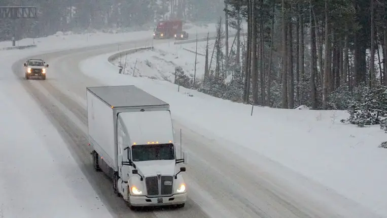 Autók közlekednek a sűrű hóesésben az I-80 jelzésű úton a kaliforniai Truckee településnél. (Fotó: MTI/AP)