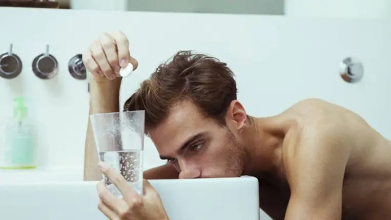 Mit tehetünk a másnaposság ellen? Van-e rá gyógyszer, segít-e a kóla, a húsleves, a kávé vagy a kutyaharapást szőrével módszer?Illusztráció (Fotó: AFP)