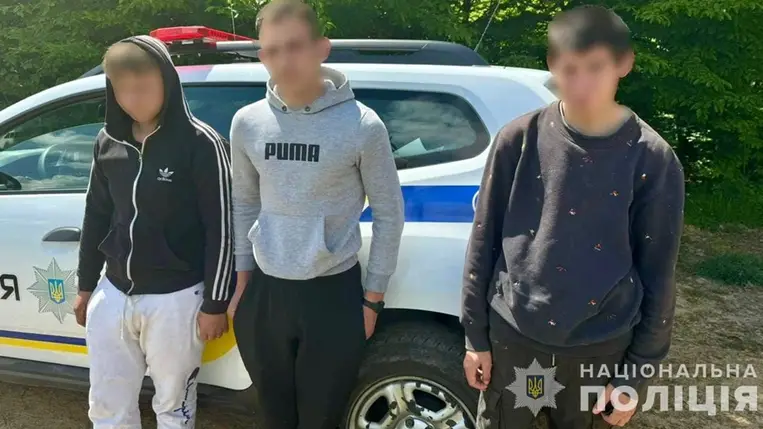 Fiatalok loptak el egy gépkocsit Kárpátalján. Fotó: Nemzeti Rendőrség