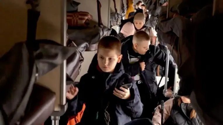 Vonatra szállnak gyermekek a belgorodi pályaudvaron 2024. március 22-én, az utóbbi napok ukrán tüzérségi és dróntámadásai miatt (Fotó: MTI/EPA/Vjacseszlav Gladkov).