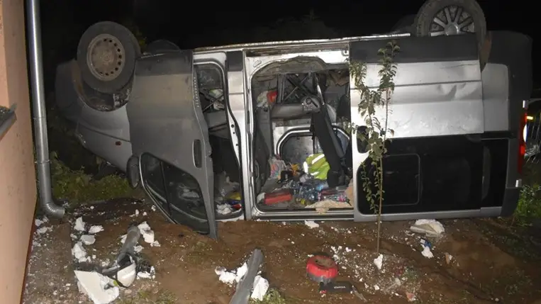 Nekiment egy háznak, majd felborult. Fotó: Hajdú-Bihar vármegyei rendőrség