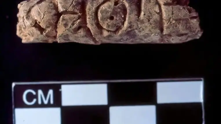 Umm el-Marra ókori városban felfedezett agyagtárgy. A világ legrégibb alfabetikus írását fedezték fel Szíriában. Fotó: Glenn Schwartz, Johns Hopkins University.