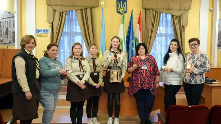 A cserkészek elvitték a Betlehemi Békelángot a Beregszászi Városi Tanácshoz. Fotó: Beregszászi Városi Tanács