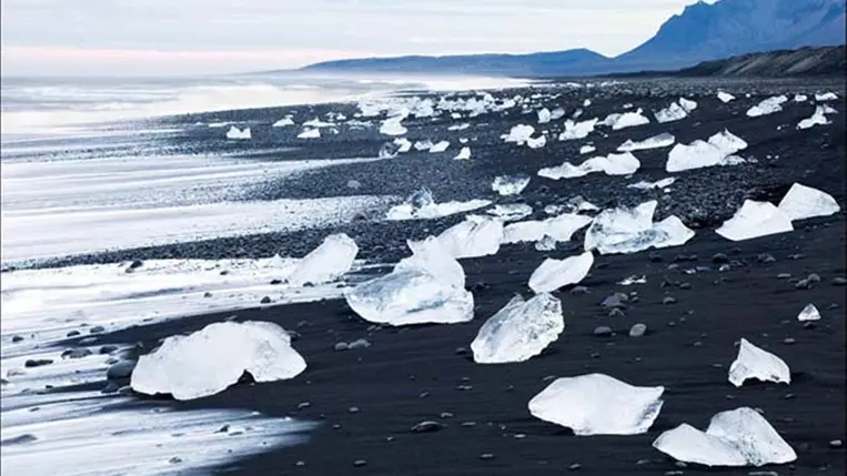 Mintha gyémántok borítanák a tengerpartot, Izland fekete homokos partja mesébe illő látvány