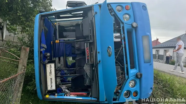 Felborult egy menetrend szerint közlekedő autóbusz Kárpátalján, többen súlyosan megsérültek. Fotó: Nemzeti Rendőrség