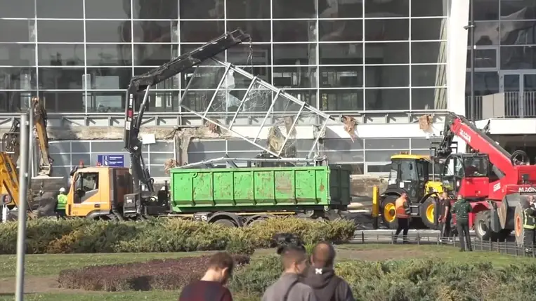 Beomlott az újvidéki vasútállomás egy része. Forrás: M1