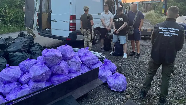 39 láda cigarettát és két férfit is át akart csempészni a határon. Fotó: Ukrán Állami Határőrszolgálat