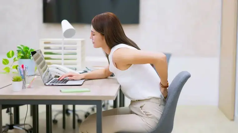 Ennyi perc séta teljesen elmulaszthatja a derékfájásodat 