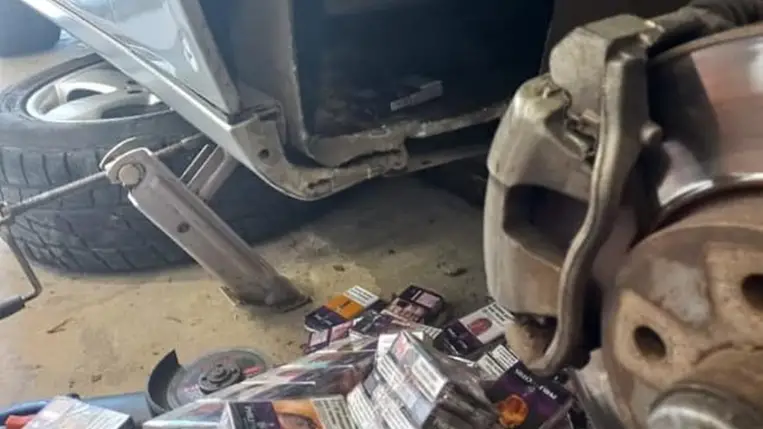 Nagy mennyiségű elrejtett cigarettát találtak egy 42 éves kárpátaljai nő gépkocsijában a kisbereznai határátkelőhelyen. Fotó:  Ukrán Állami Határőrszolgálat 