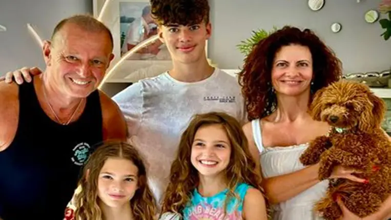 Győrfi Pál három gyermekével és feleségével