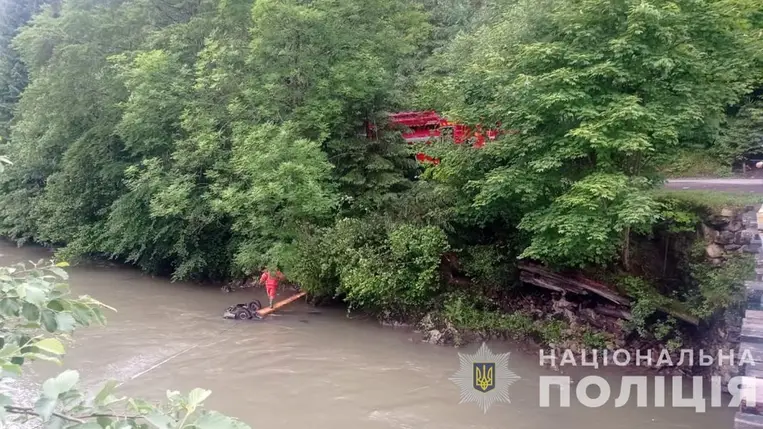 Folyóba zuhant egy Daewoo Lanos típusú gépkocsi Kárpátalján, a 41 éves sofőr életét vesztette. Fotó: Nemzeti Rendőrség