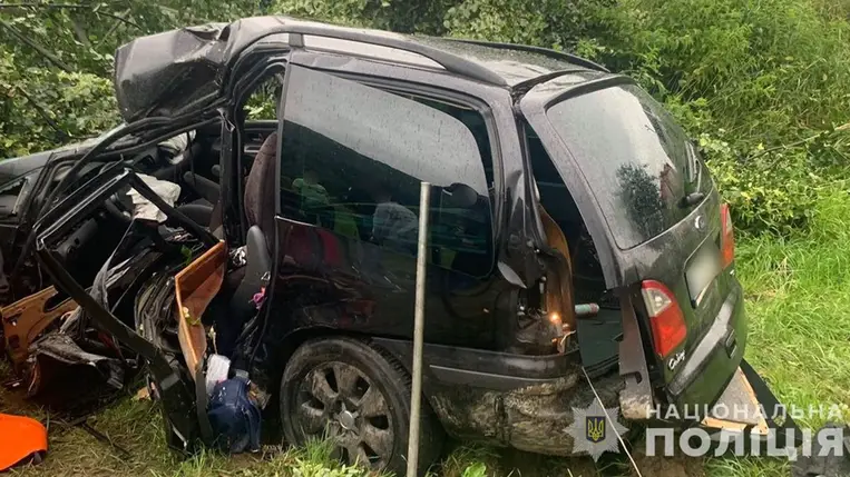Kárpátalján az árokba csúszott egy Ford személygépkocsi. A 35 éves sofőr életét vesztette, a 16 és 18 éves utasok pedig kórházba kerültek. Fotó: Nemzeti Rendőrség