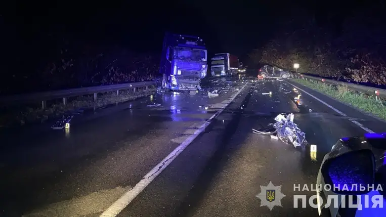 Halálos közúti baleset Kárpátalján, egy 34 éves nő életét vesztette. Az áldozat gépkocsijával áttért a szembejövő sávba. Fotó: Nemzeti Rendőrség