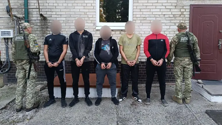 Kárpátalján az ukrán  határőrök elfogtak 5 férfit Fertősalmás közelében.  Fotó: Ukrán Állami Határőrszolgálat