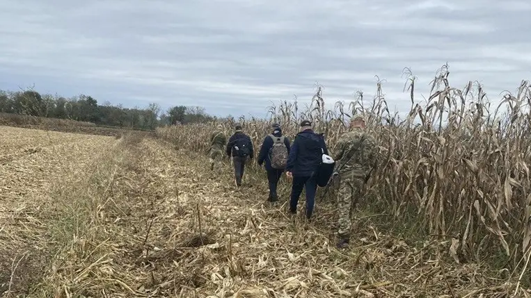 Kárpátalján az ukrán határőrök őrizetbe vettek 3 személyt, akik a zöldhatáron keresztül akartak eljutni Magyarországra. Fotó: Ukrán Állami Határőrszolgálat
