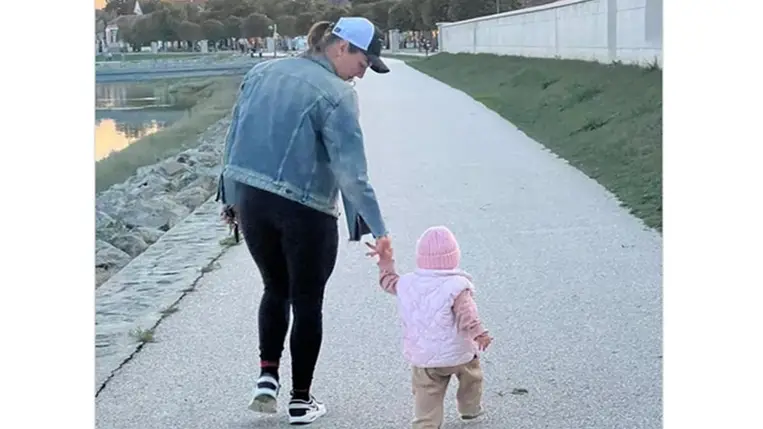 Hosszú Katinka 1 éves kislánya cukin tipeg