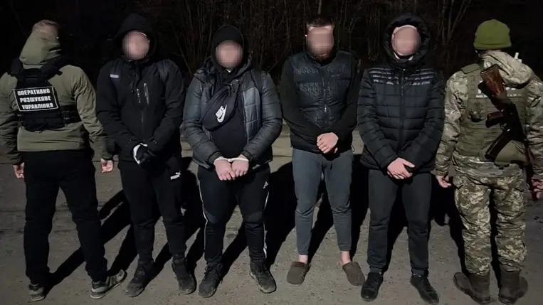 A kárpátaljai határőrök két kárpátaljai és két rivnei személyt tartóztattak fel, akik illegálisan próbáltak átlépni a szlovák határt. Fotó: DPSZU