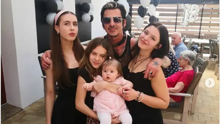 Kiss Endi 4 lányával egy fotón: a legidősebb 18 éves, a legkisebb 7 hónapos