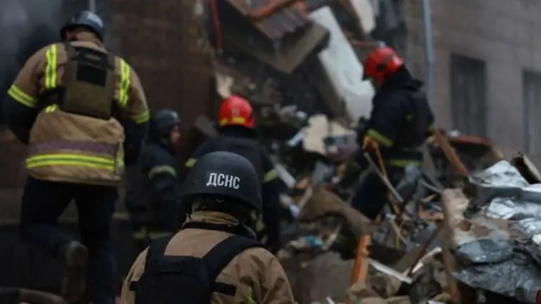 Krivij Rihben négyen életüket vesztették egy ötemeletes épületet ért orosz támadás következtében. Fotó: DSZNSZ 