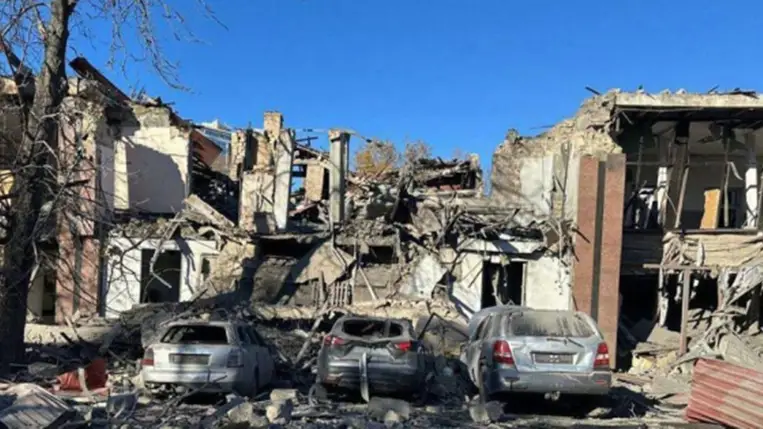 Orosz légitámadásban megsérült lakóház Harkivban 2024. november 8-án. Orosz irányított légibomba csapódott a házba, ukrán források szerint huszonöt ember megsebesült. MTI/EPA/Szergej Kozlov