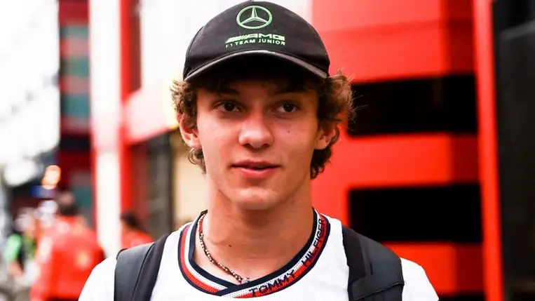 Retteg Hamilton utódjától a Mercedes pilótája